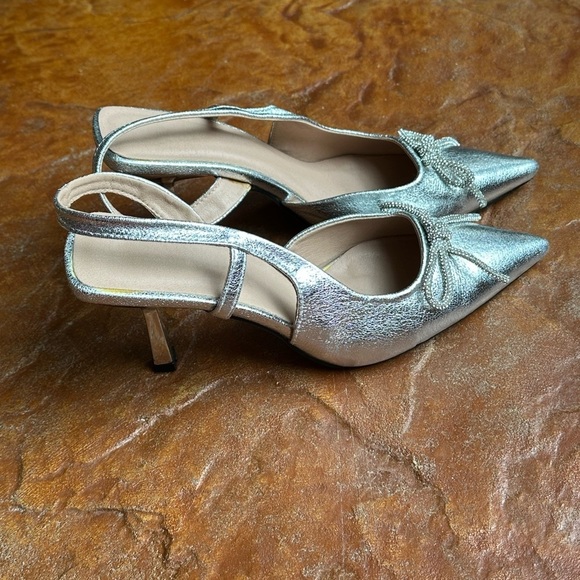 Silver Leather Pointed Toe Rhinestone Bow Detail Formal Slingback Heels Sz 8.5/9 - Picture 2 of 8